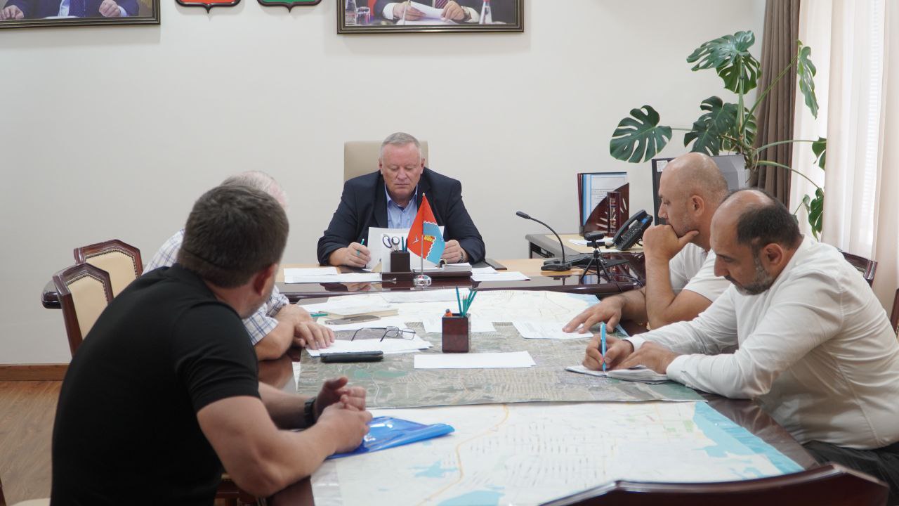 Глава Каспийска провел личный прием граждан с участием представителей ресурсоснабжающих организаций