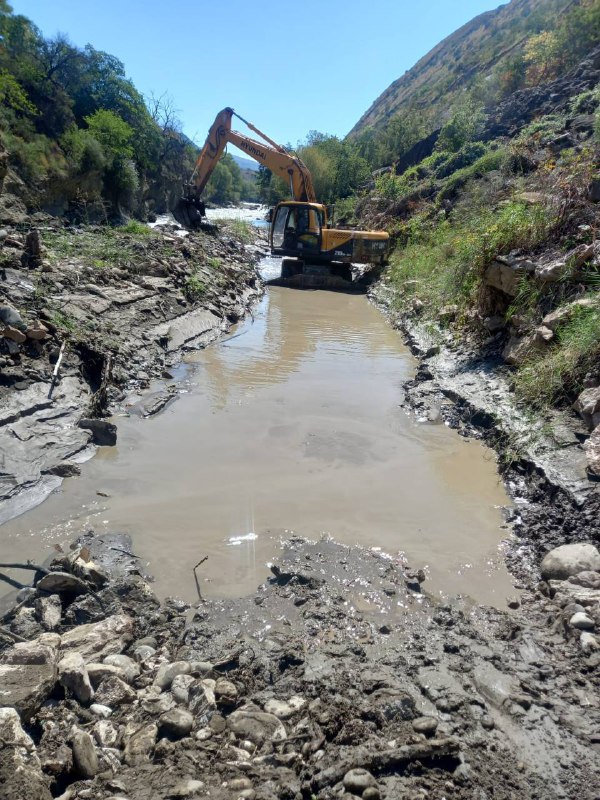 Специалисты Дагмелиоводхоза очищают Гергебильский оросительный канал