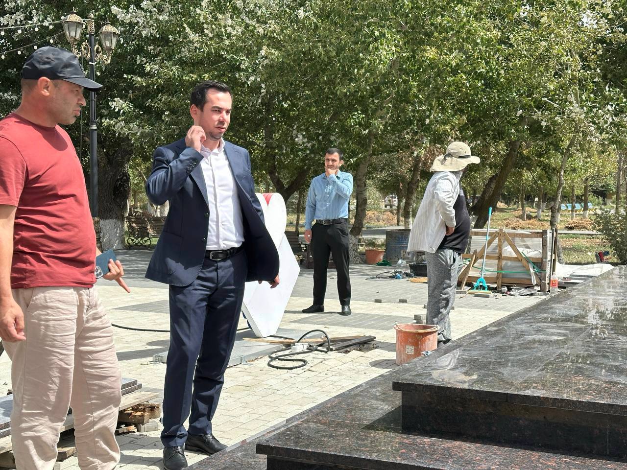 Мэр Южно-Сухокумска проверил ход строительства памятника нефтяникам