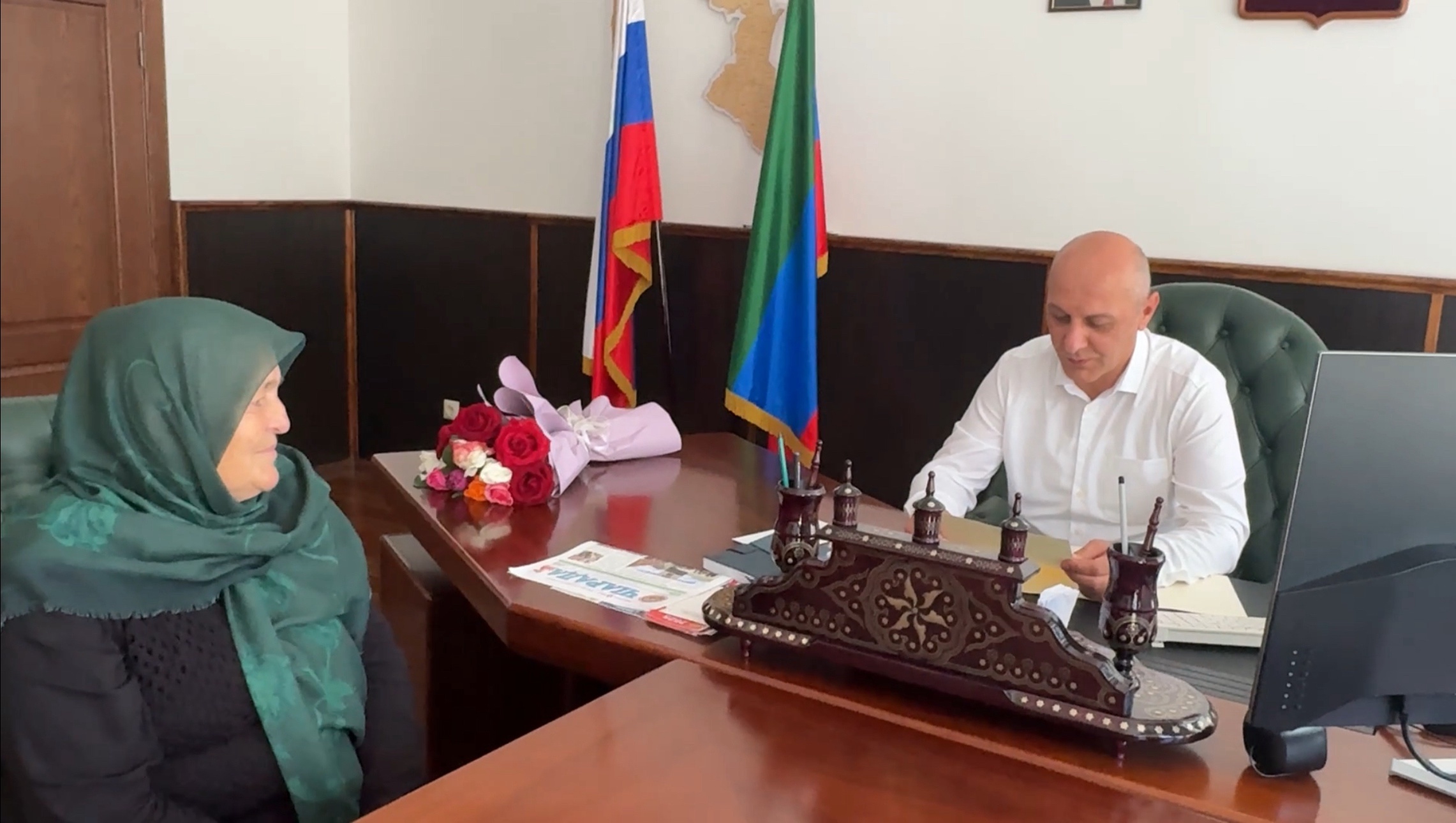 Глава Чародинского района вручил благодарственное письмо от Главы РД матери участника СВО