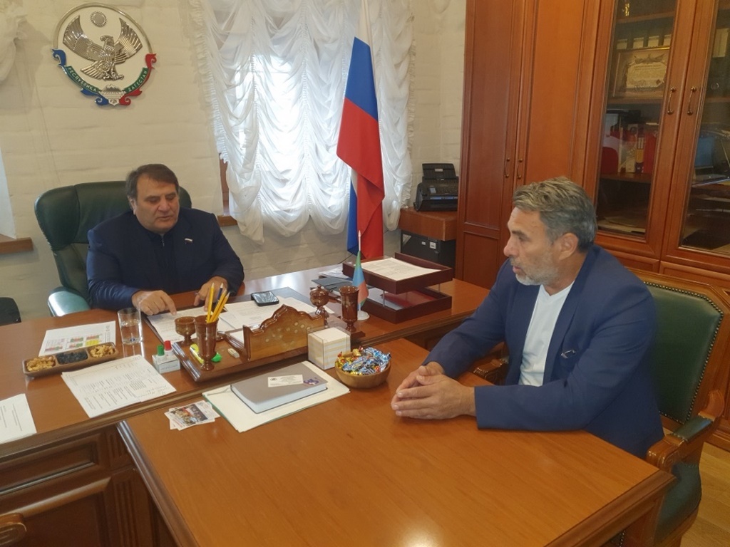 Сайгидпаша Умаханов помог решить вопросы жилья для сирот из Табасаранского района