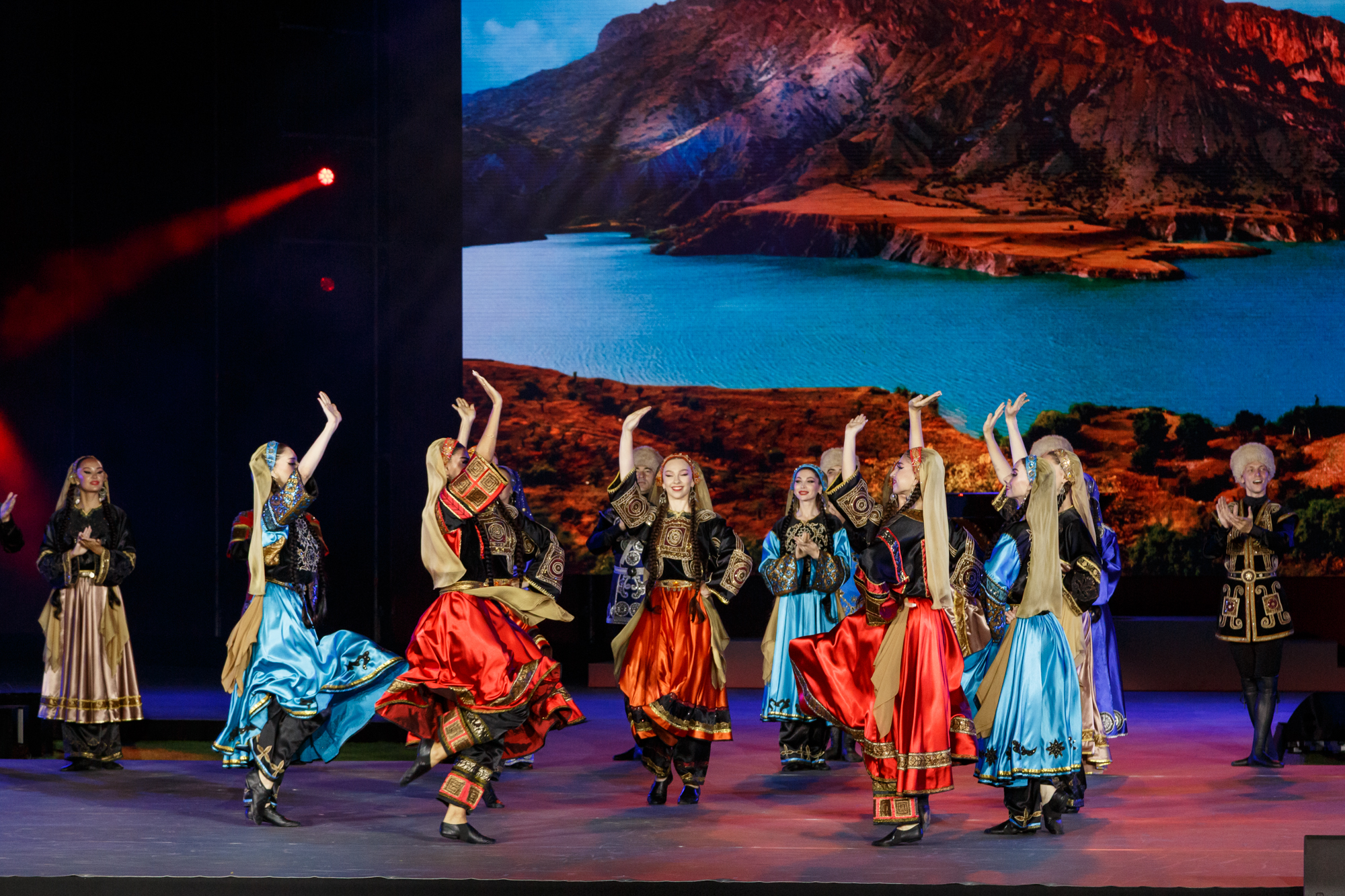 Ансамбль «Лезгинка» триумфально выступил на фестивале в городе Севастополе