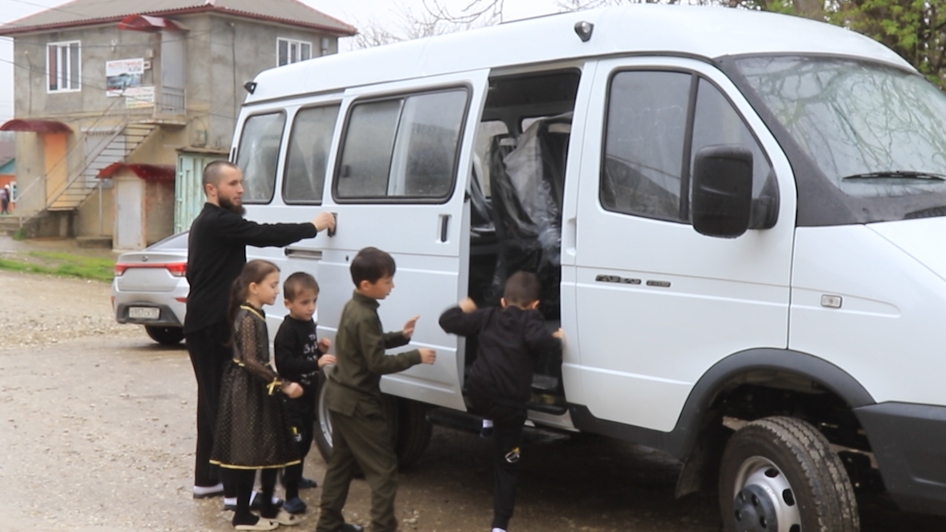 Многодетная семья Шамхалбиевых из Дагестана улучшила качество жизни благодаря новому автомобилю