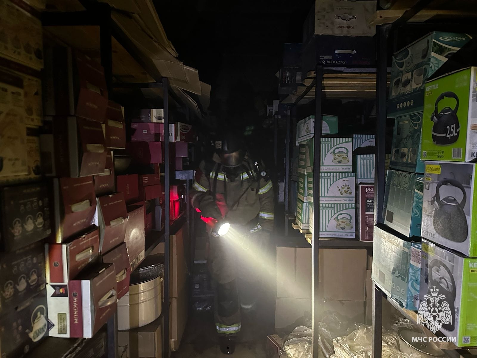 В Кизилюрте загорелось двухэтажное здание магазина