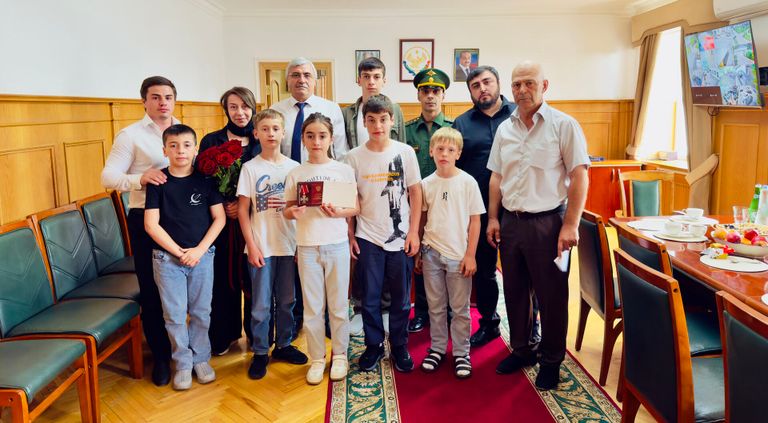 В Новолакском районе семье погибшего бойца СВО вручили орден Мужества