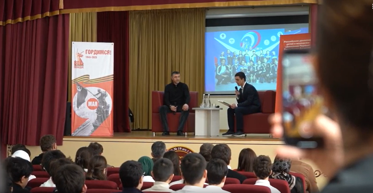 В школе Дербента прошла встреча с именитыми спортсменами