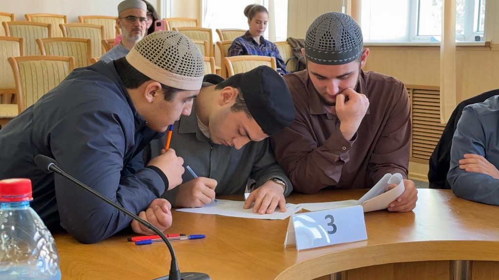 Будущие алимы Дагестана проверили свои знания в интеллектуальной игре