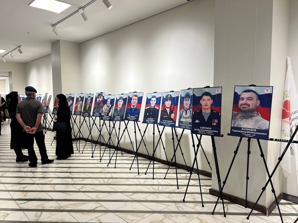 Выставка «Герои нашего времени», посвященная погибшим участникам СВО, открылась в Махачкале