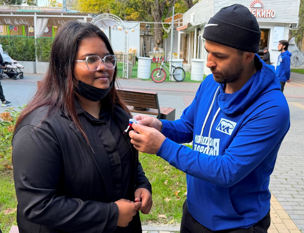 Молодогвардейцы провели в Махачкале патриотическую уличную акцию ко Дню народного единства