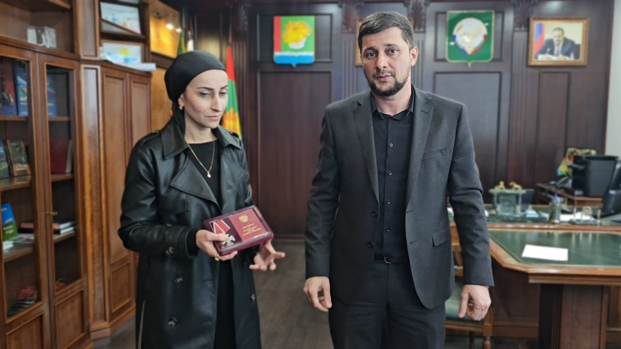 В Магарамкентском районе вдове погибшего участника СВО вручили орден Мужества