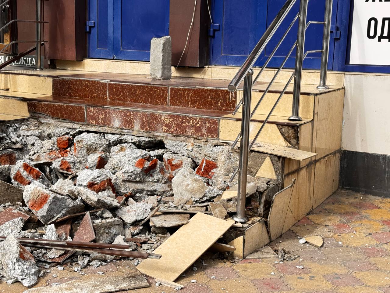 На проспекте Акушинского прошли мероприятия по демонтажу входных групп