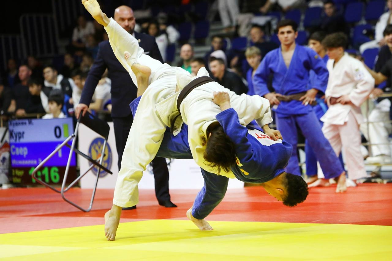 Десять дагестанских дзюдоистов вышли на татами Чемпионата России