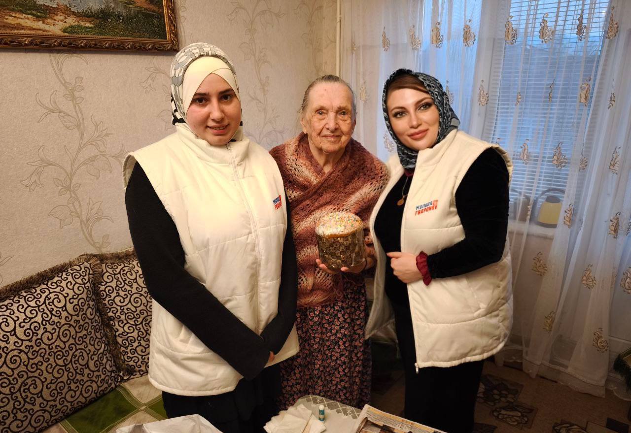 Активисты МГЕР провели серию поздравительных акций в честь Пасхи