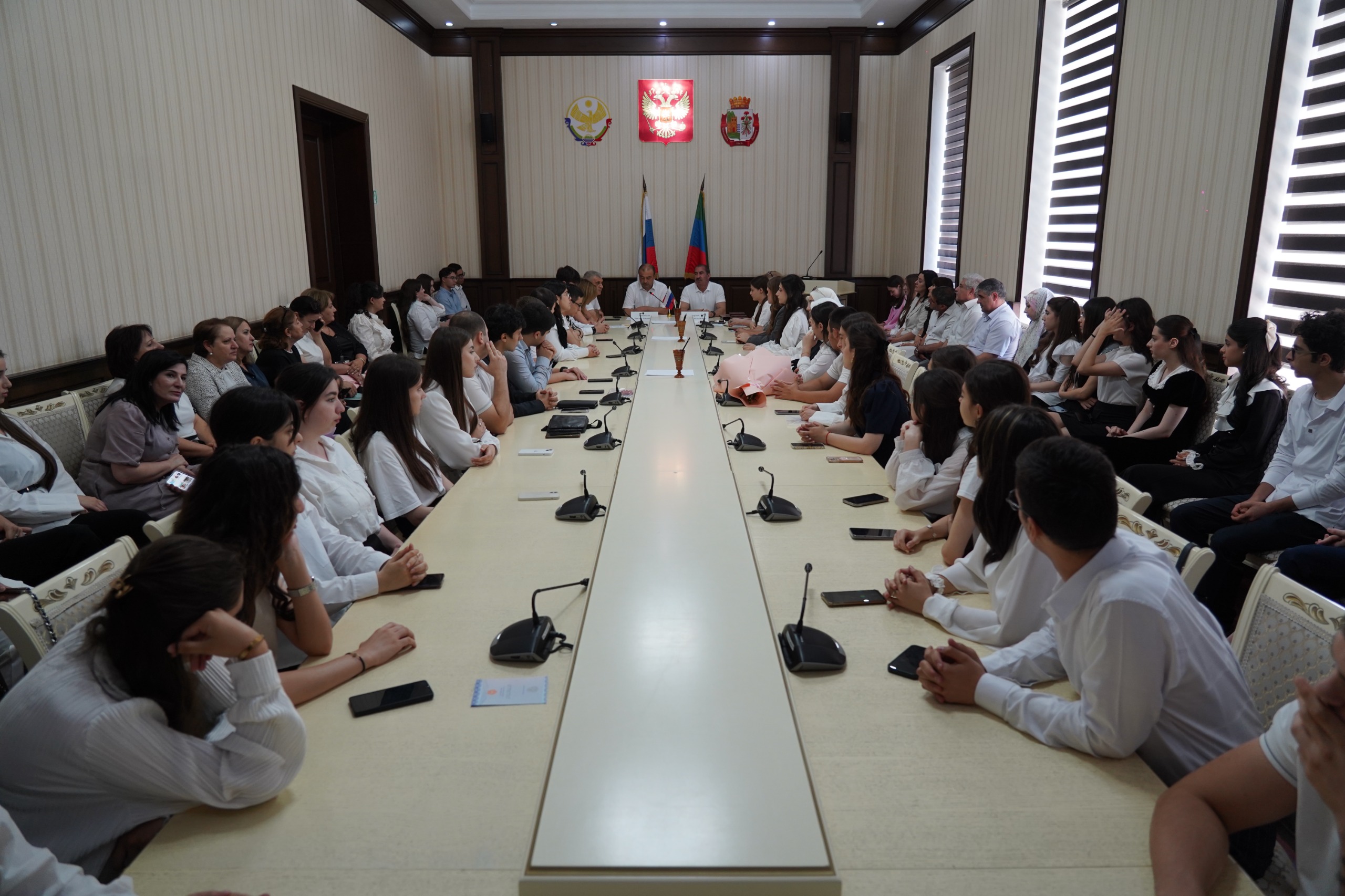 Выпускникам школ Дербента вручили золотые медали