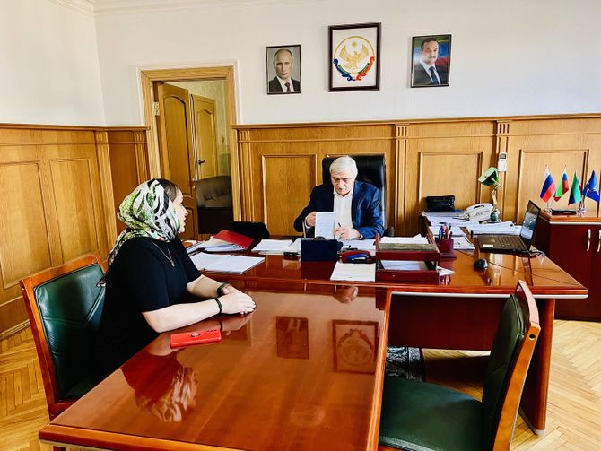 Глава Новолакского района встретился с участницей СВО Розой Магомедовой