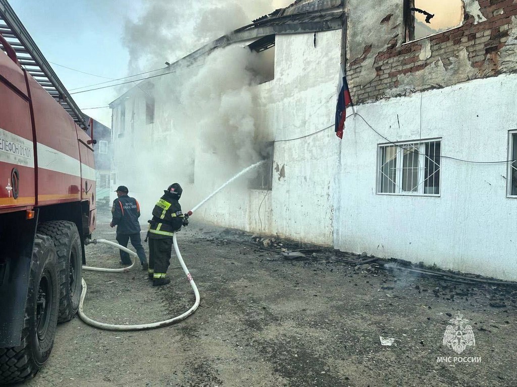 Крупный пожар вспыхнул в административном здании в Дагестане