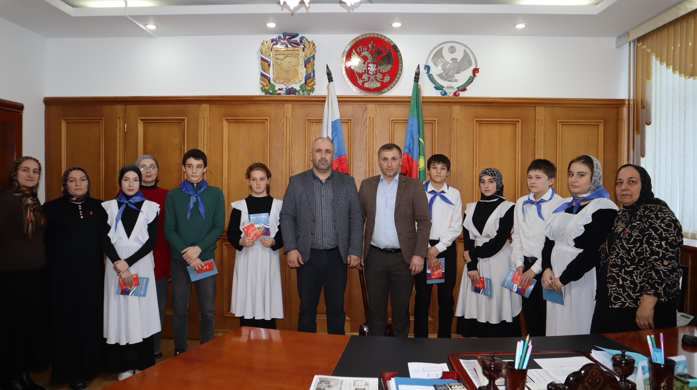 Вручение первых паспортов: семь юных граждан получили основной документ в Гергебильском районе