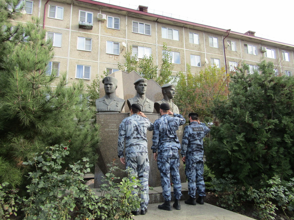 В Дагестане росгвардейцы почтили память погибших боевых товарищей