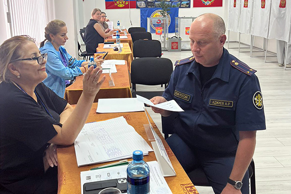 Сотрудники УИС Дагестана активно участвуют в местном избирательном процессе
