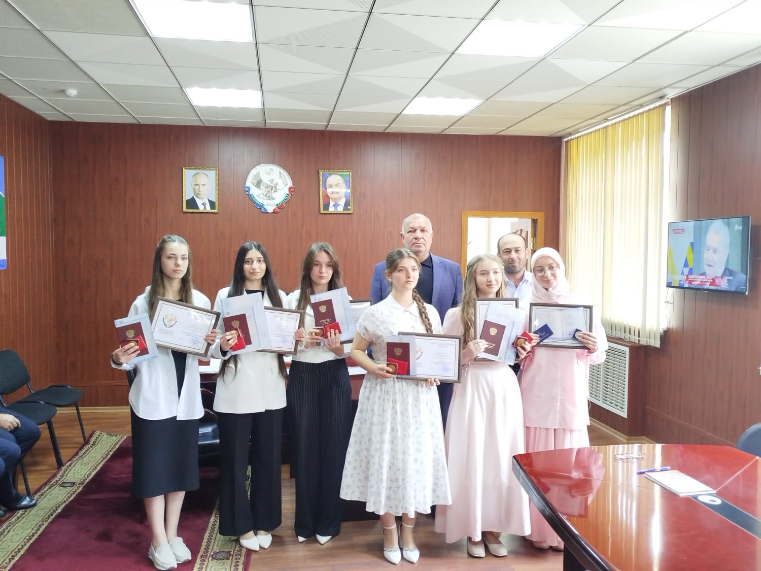 В Курахском районе торжественно вручили аттестаты особого образца выпускникам