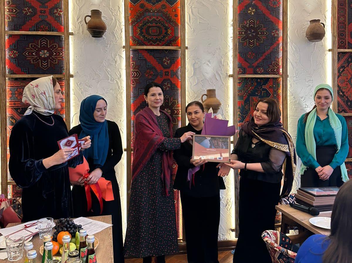 Подарки женам участников сво. Дагестанские женщины. Махачкала женщины. Дагестан март.