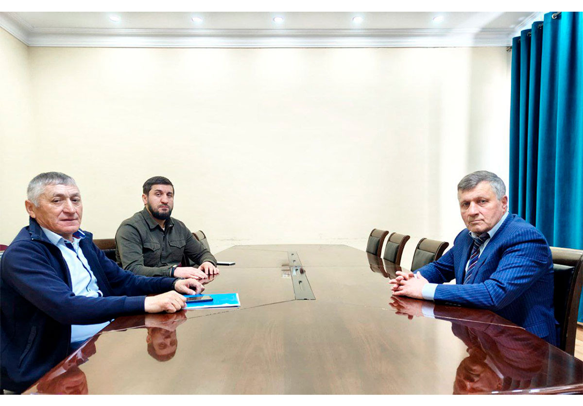 Глава Цунтинского района провел встречу с представителем ДРОО «Память гор»