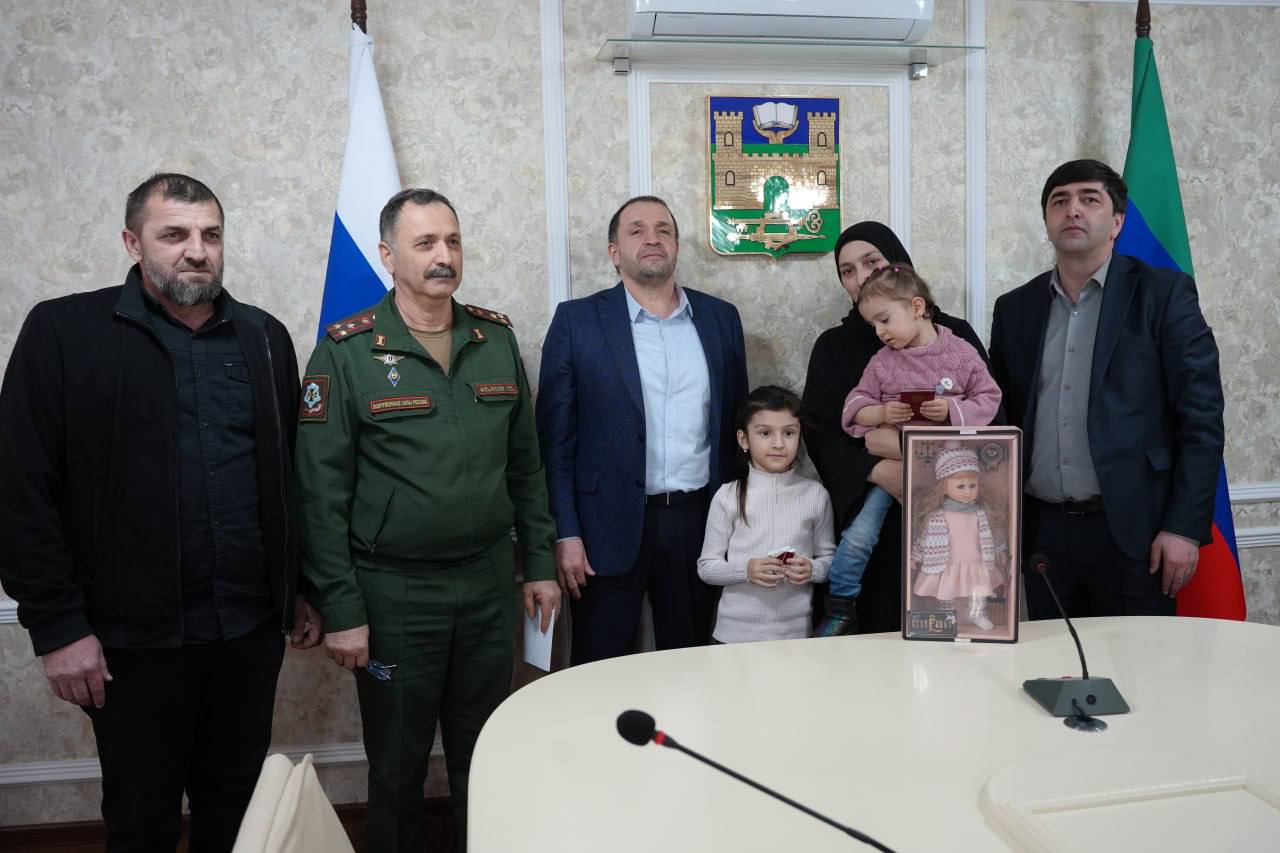 Семье погибшего бойца Расула Абучева передали орден Мужества в Хасавюрте