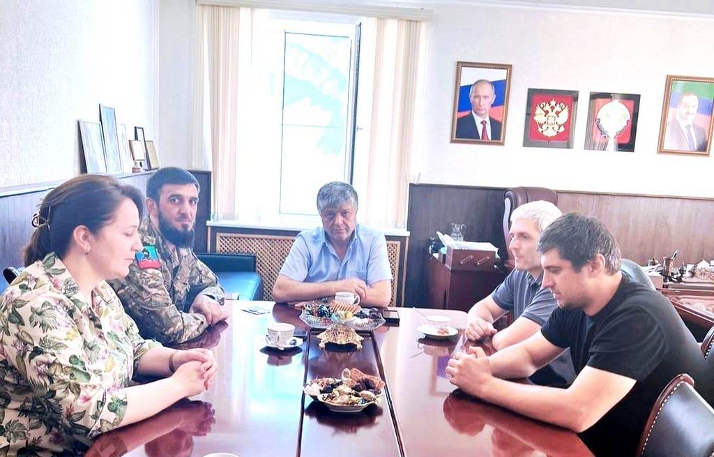 Глава Гунибского района Расул Гусейнов поздравил участника СВО с наградой