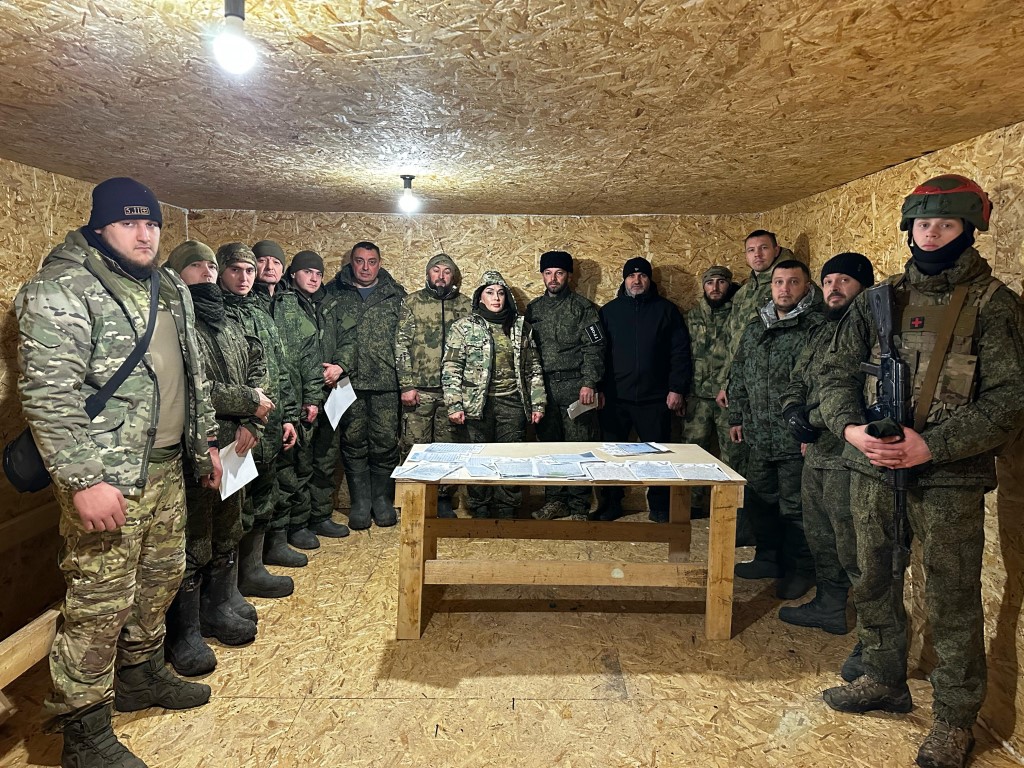 Единороссы направили дагестанским военнослужащим гумпомощь и письма от особенных детей