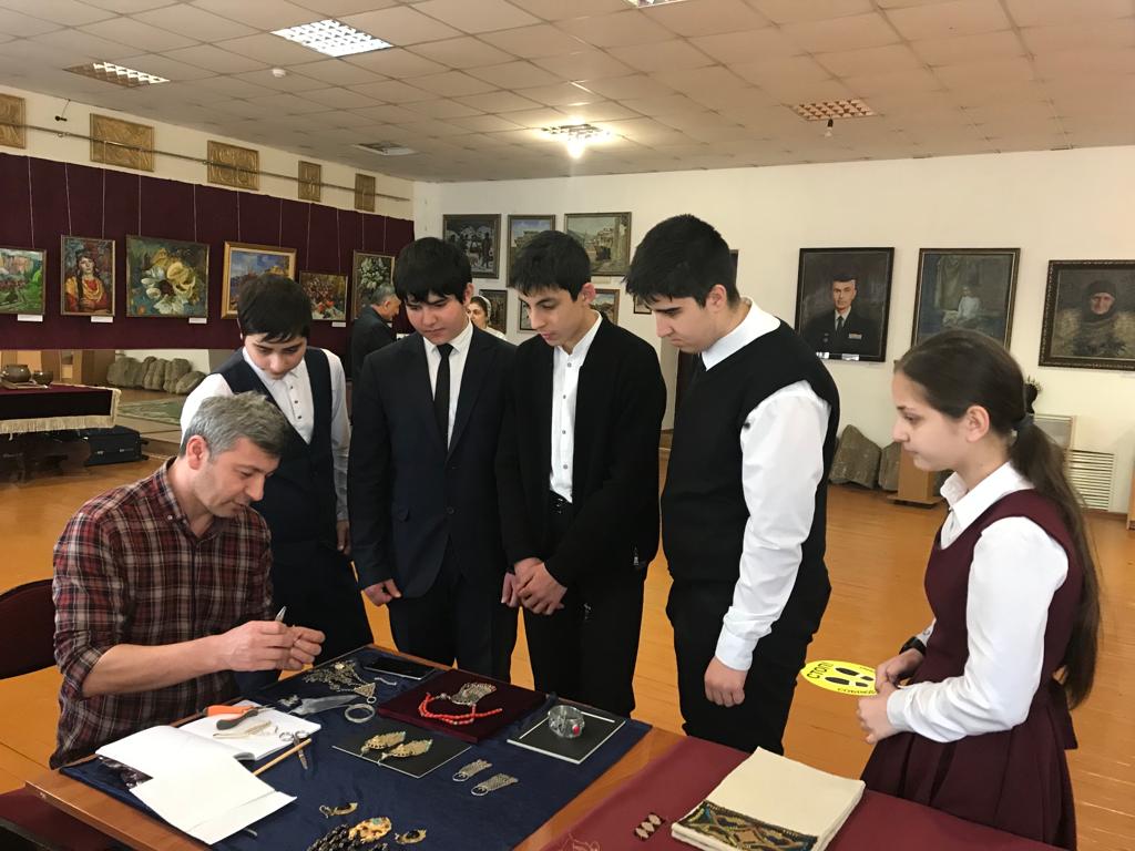 В Махачкале состоится персональная выставка известного дагестанского художника-ювелира Арслана Айсакадиева