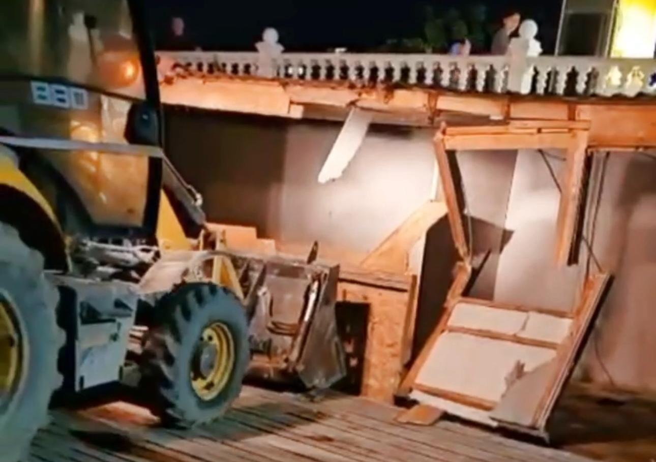 Более 30 незаконных торговых объектов демонтировали в Каспийске