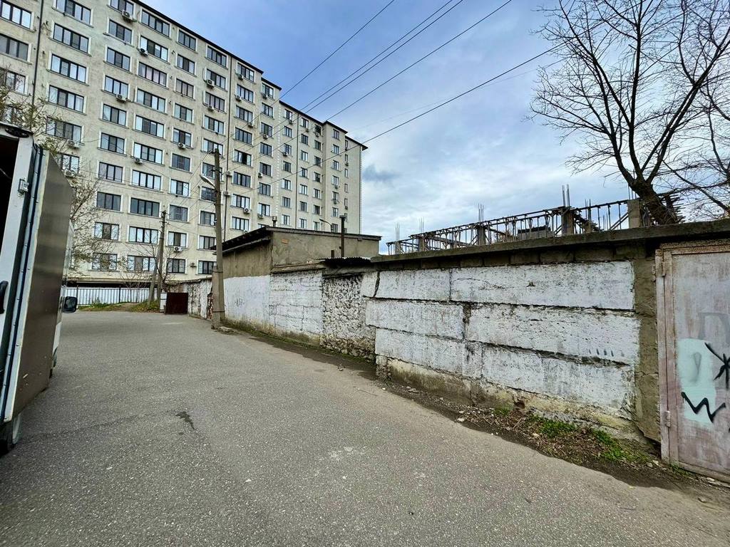 В Махачкале территорию школы «обложили» незаконными частными постройками