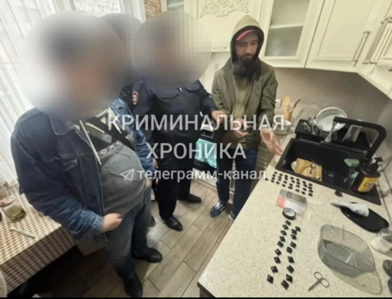 Оперативники задержали в Махачкале предполагаемого закладчика