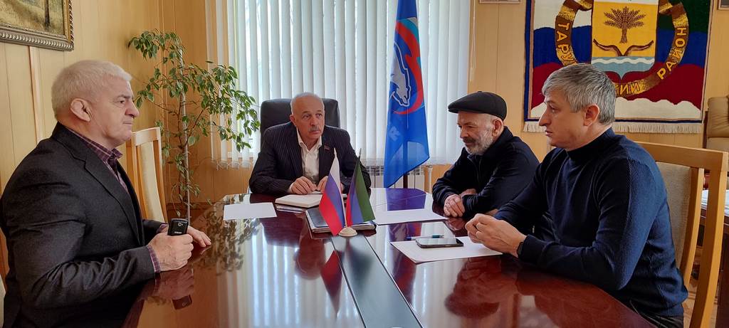 Депутат Валерий Громов провел прием граждан в Тарумовском районе