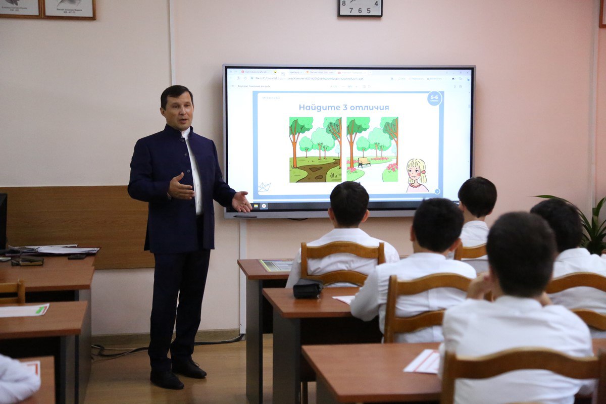 Главный налоговик Дагестана провел урок налоговой грамотности для школьников Махачкалы