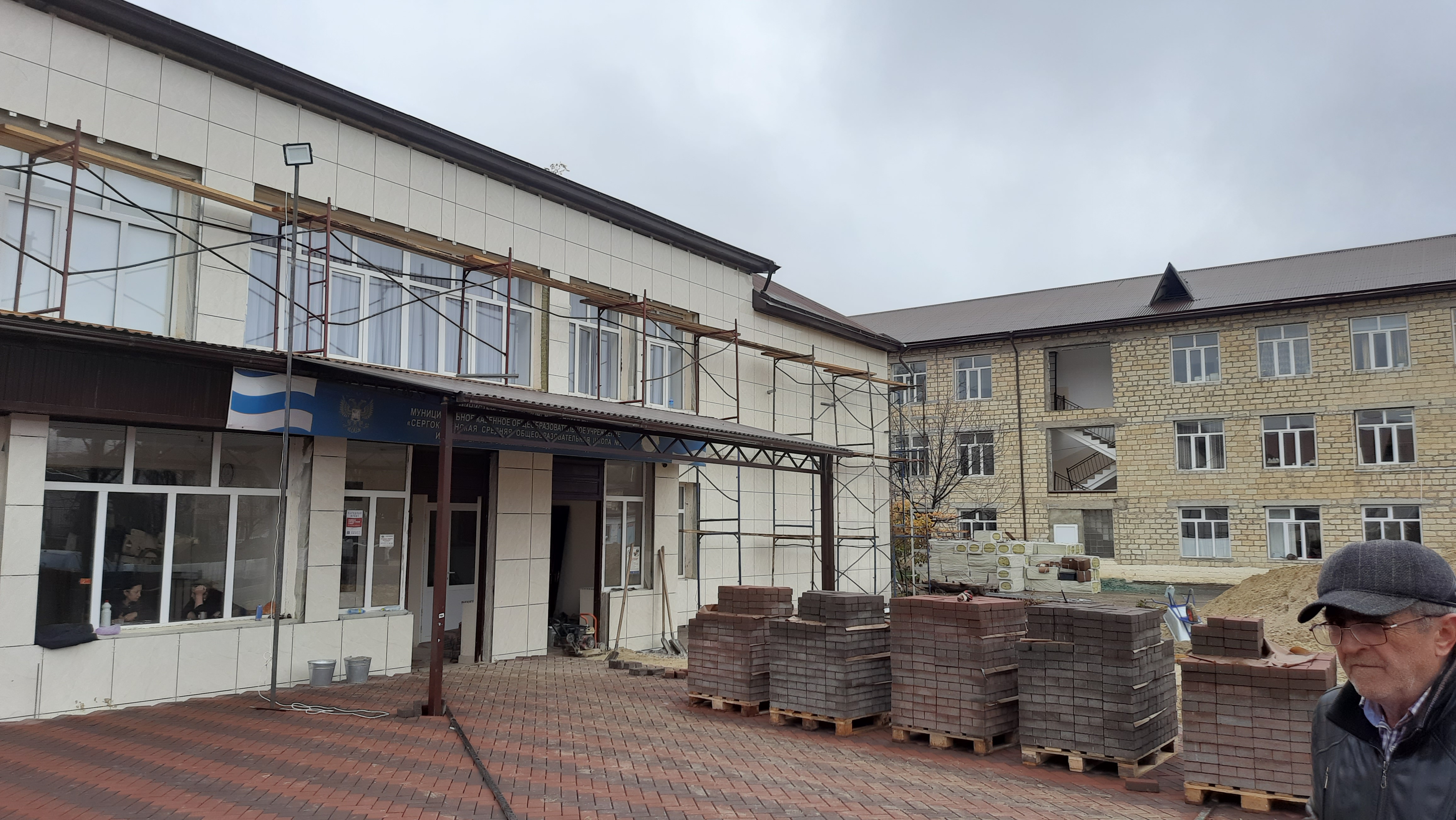 Единороссы проверили ход капремонта в школе №2 Сергокалинского района