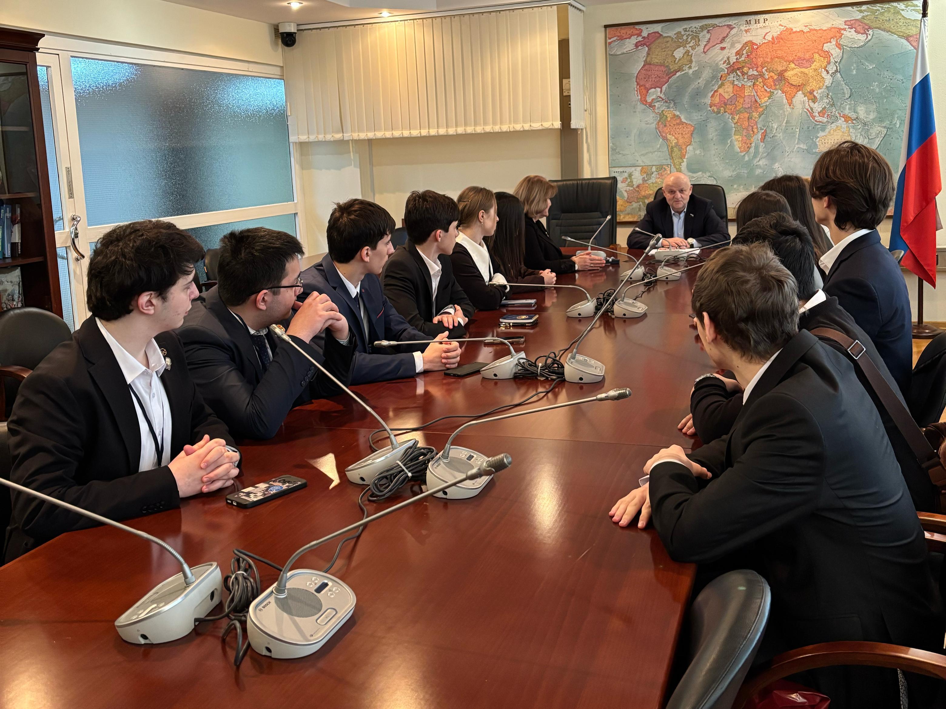 Депутат Госдумы Абдулхаким Гаджиев встретился со школьниками Дагестана