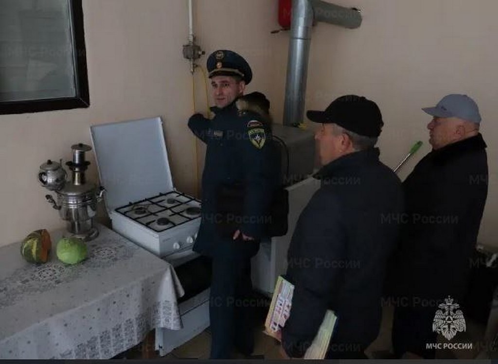 Готовность граждан к отопительному сезону проверили сотрудники МЧС в Кизилюртовском районе