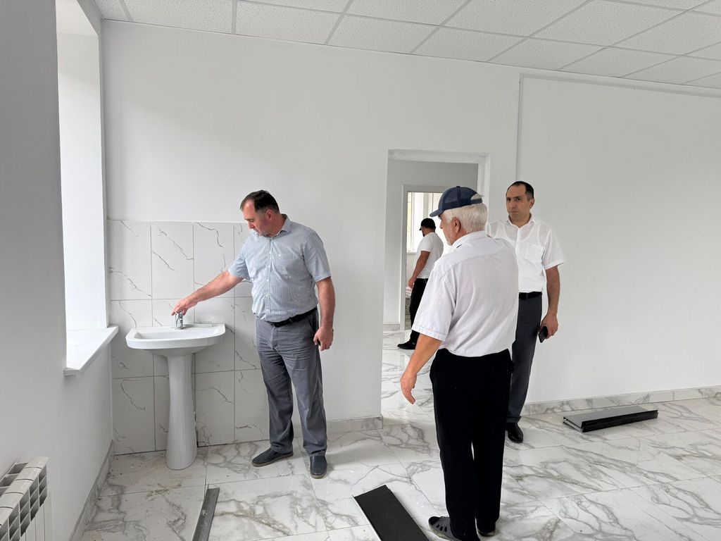 Глава Хивского района проверил ход капремонта ФАП