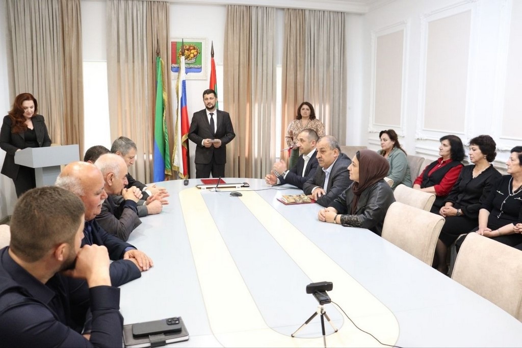 Врио главы Магарамкентского района вручил отличившимся педагогам федеральные и республиканские награды