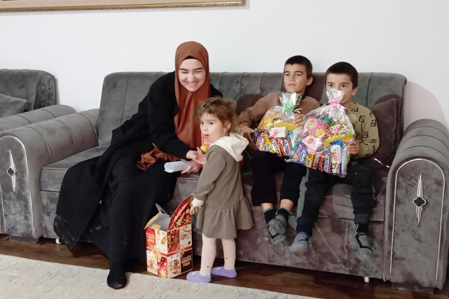 Депутаты парламента Дагестана передали новогодние подарки детям участников СВО