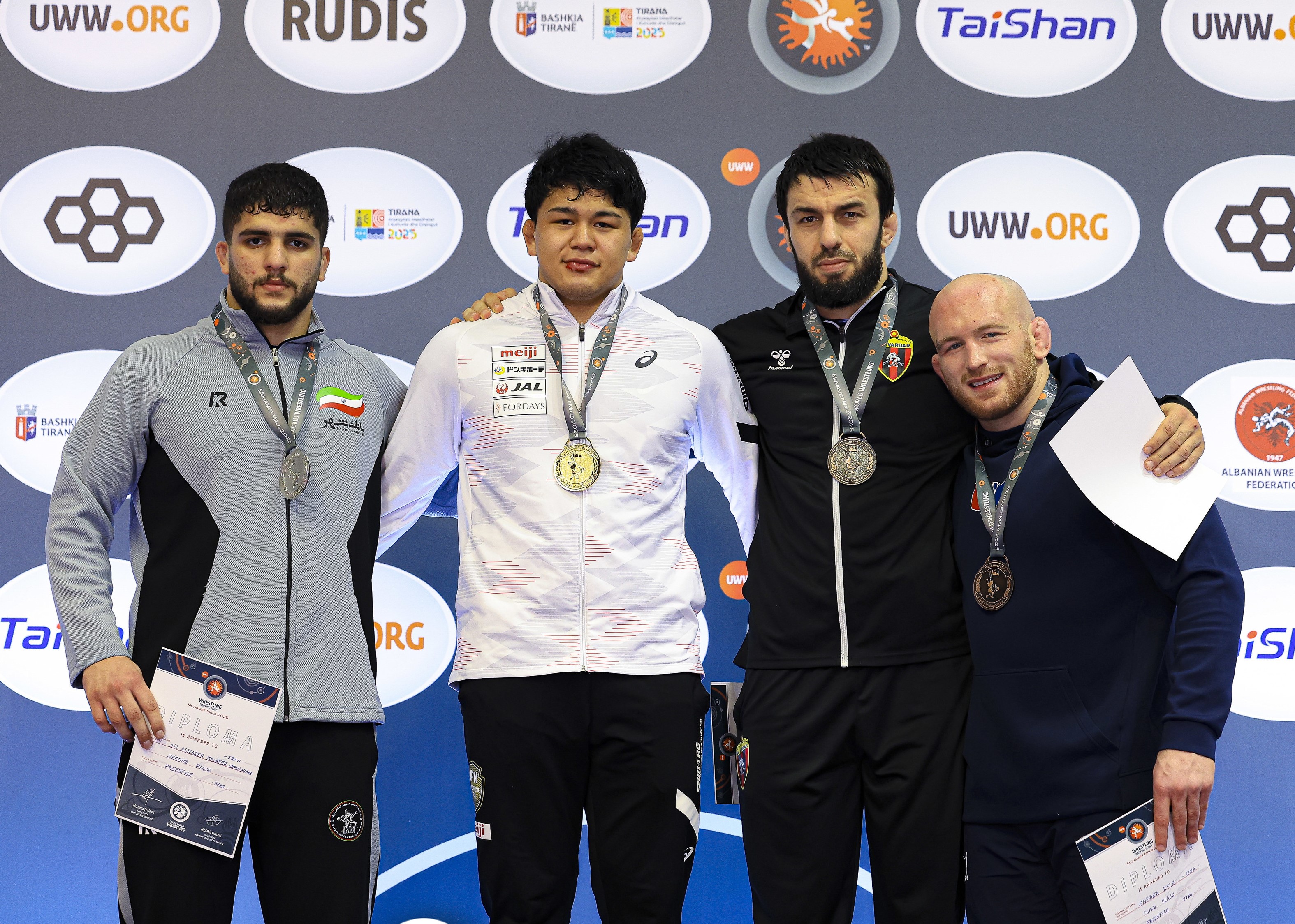 Борец Магомедгаджи Нуров – призер международного турнира в Тиране