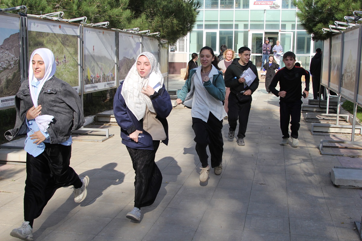 Погружение в этнику: «Ростелеком» провел в Каспийске семейный квест «АРТ-Телеком»