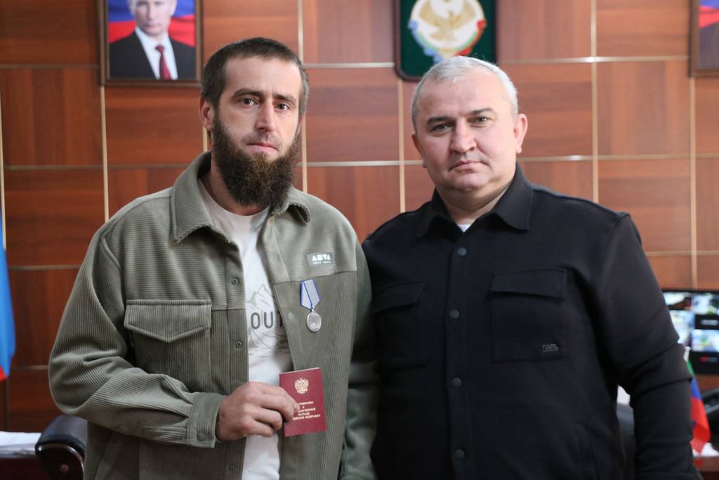 Глава Казбековского района вручил госнаграды семьям погибших военнослужащих и ветерану СВО