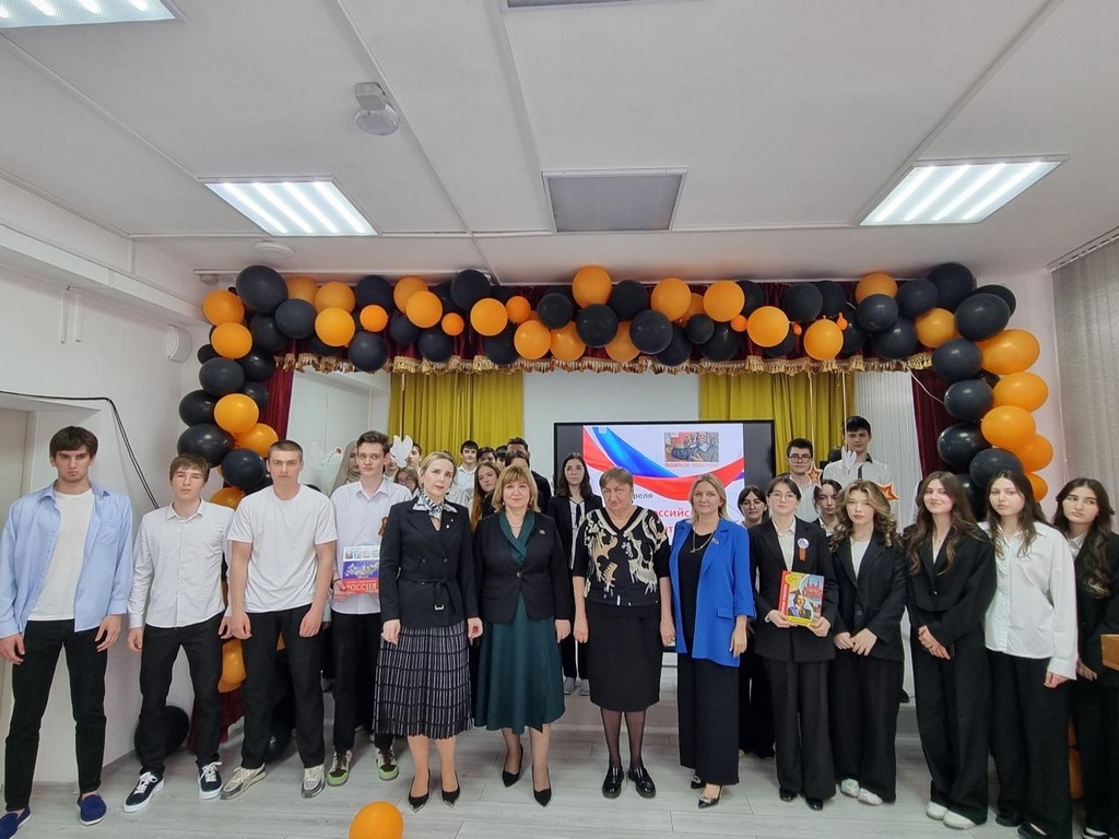 Депутаты от «Единой России» рассказали учащимся о системе российского парламентаризма