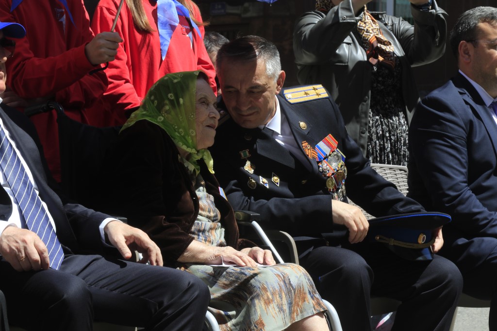 В Махачкале во дворе дома ветерана войны провели праздничную программу