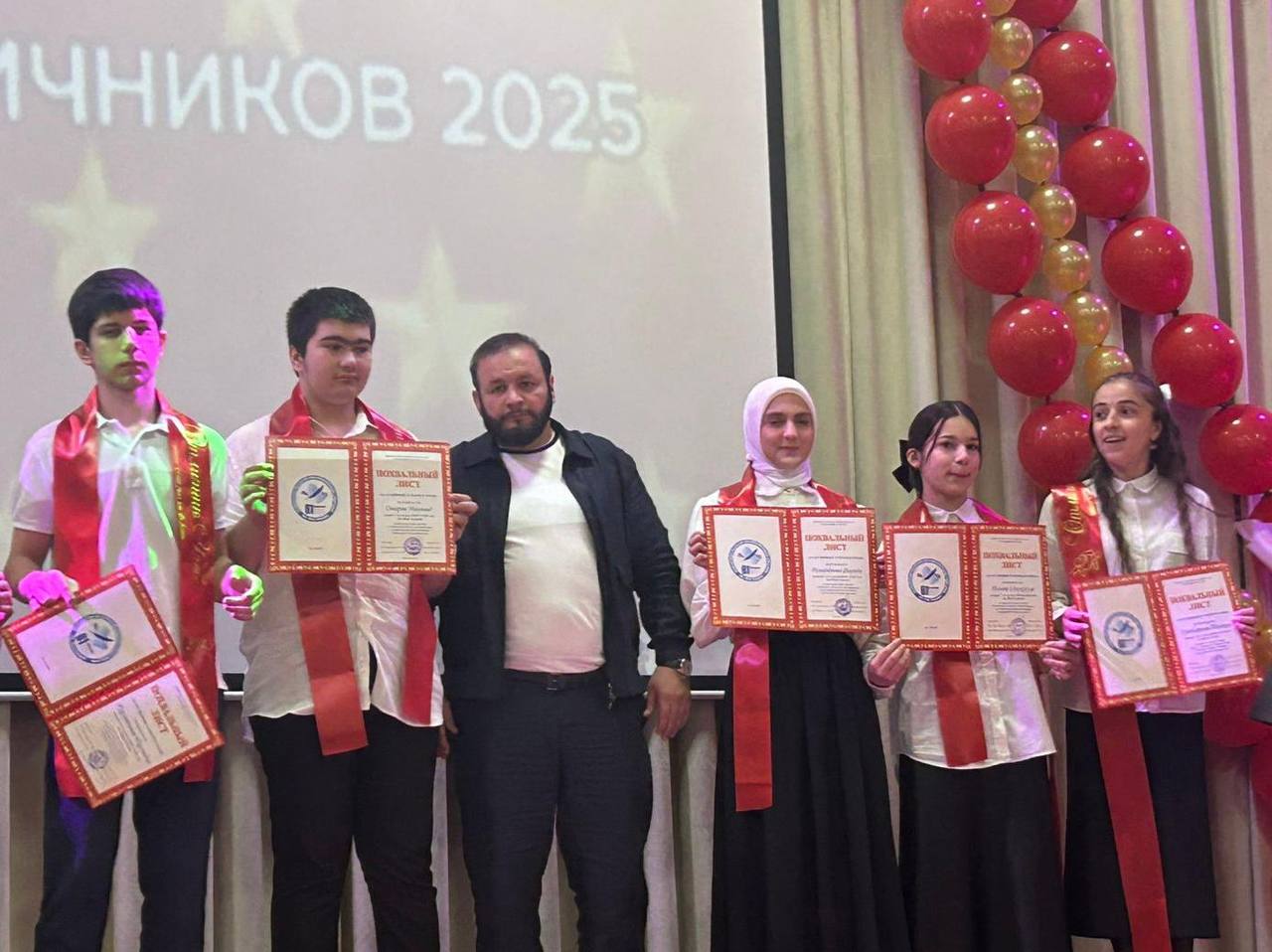 В махачкалинской школе №61 имени Фазу Алиевой прошел «Парад отличников-2025»