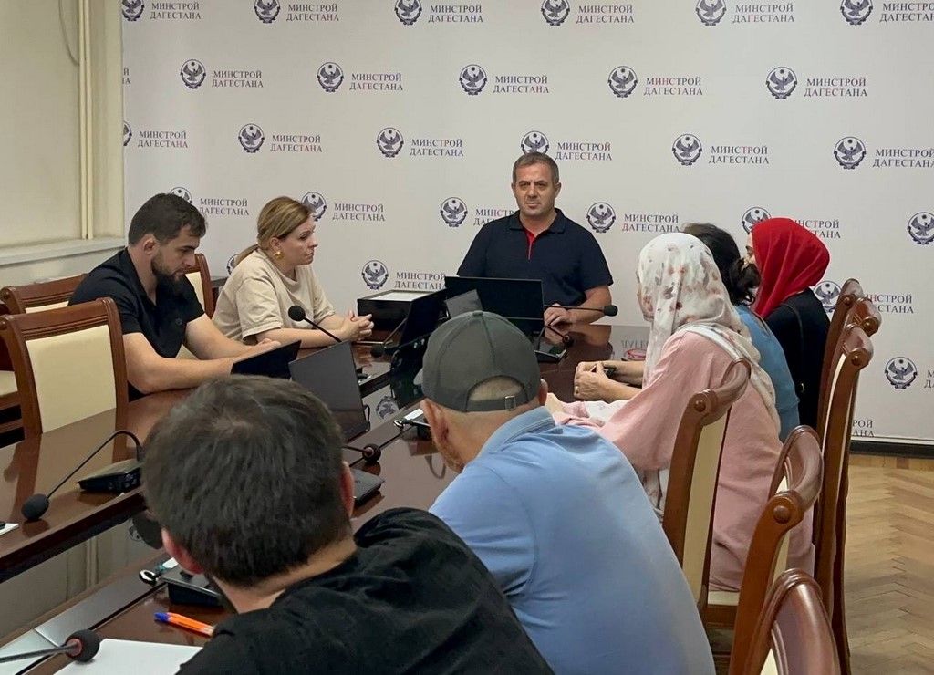 В Минстрое Дагестана состоялось вручение жилищных сертификатов детям-сиротам