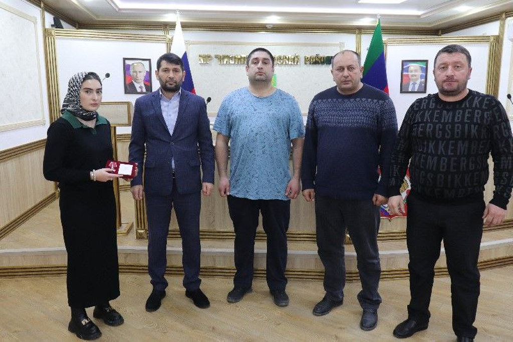 В Кизилюртовском районе семье погибшего бойца передали его орден Мужества