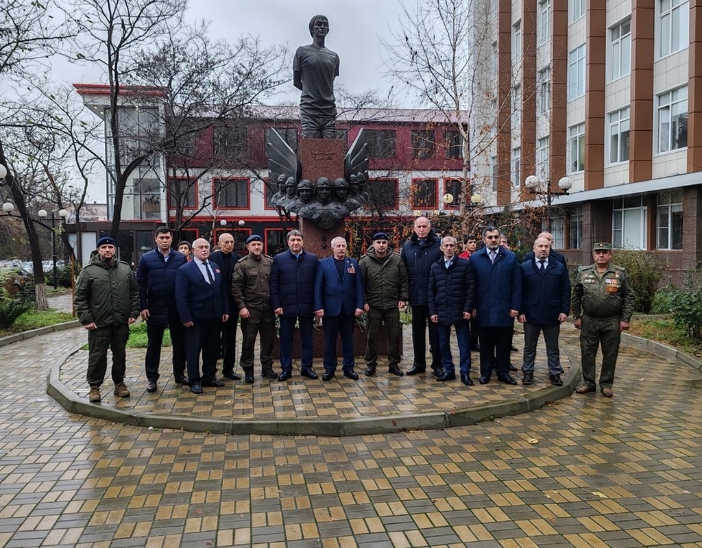 Росгвардейцы в Дагестане почтили память Героев Отечества